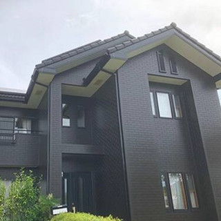 タイル調のサイディング外壁を近代的な黒い塗料で塗り替え（東京都町田市）