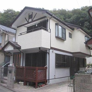 1階と2階で色を変えてツートンカラーにしたサイディングの外壁塗装（神奈川県厚木市）