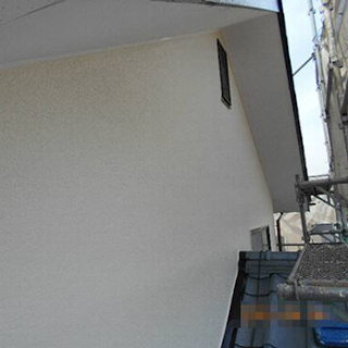 コケがこびりつきひび割れたモルタルを外壁塗装した事例（神奈川県三浦市）