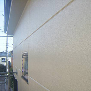 コケの生えたALC外壁を塗り替え！コーキングで欠損補修した事例（東京都町田市）