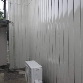 チョーキング現象が発生しているトタン外壁を外壁塗装した事例（東京都町田市）