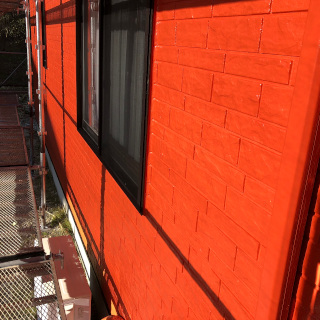 北側が汚れた住宅を外壁塗装！情熱的な赤色に変身した事例（東京都武蔵野市）