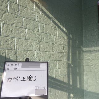 異なるデザインのサイディングボードをツートンカラーで塗り替え工事（神奈川県三浦市）