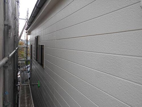 表面が剥がれたサイディングボードの外壁をピカピカに塗り替え 東京都多摩市 首都圏の外壁 屋根塗装は株式会社いえふく