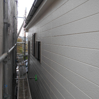 表面が剥がれたサイディングボードの外壁をピカピカに塗り替え！（東京都多摩市）