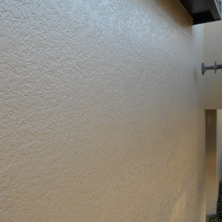 クラックが発生したモルタル外壁が塗装工事でピカピカになった事例（千葉県市川市）